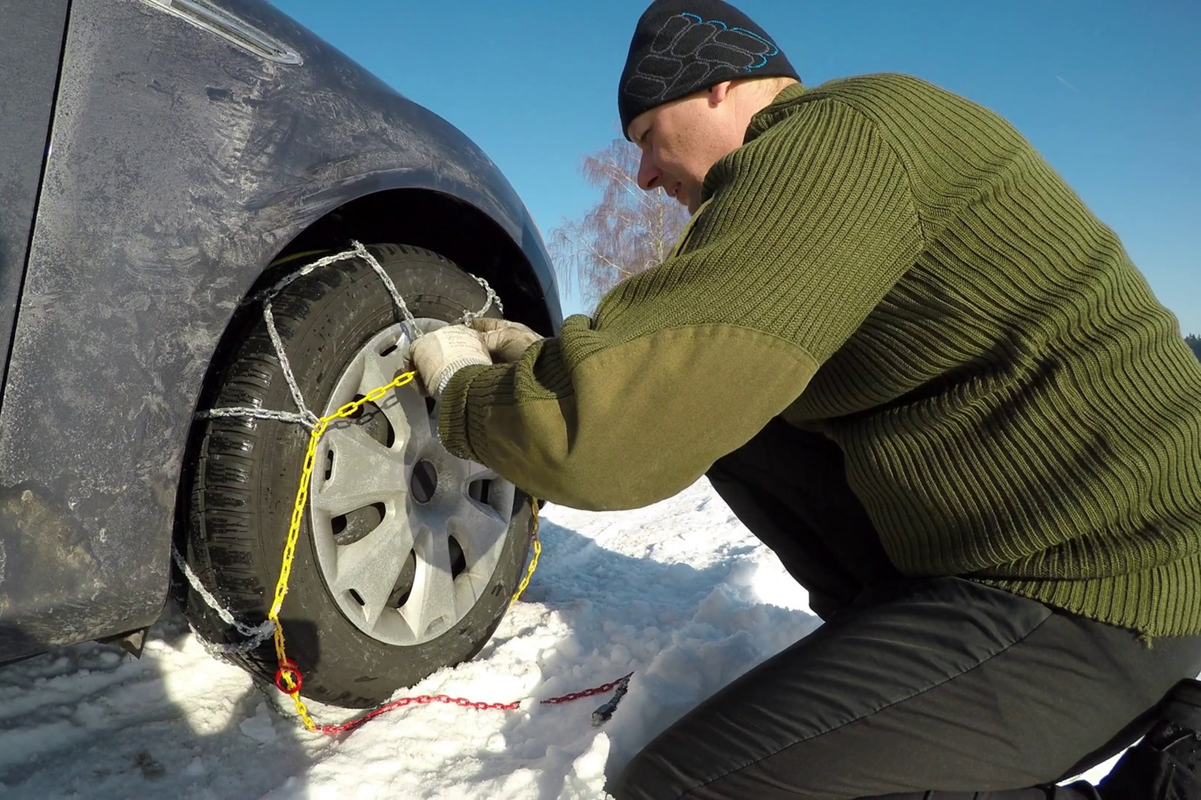 Snow driving tips fitting snow chains 1