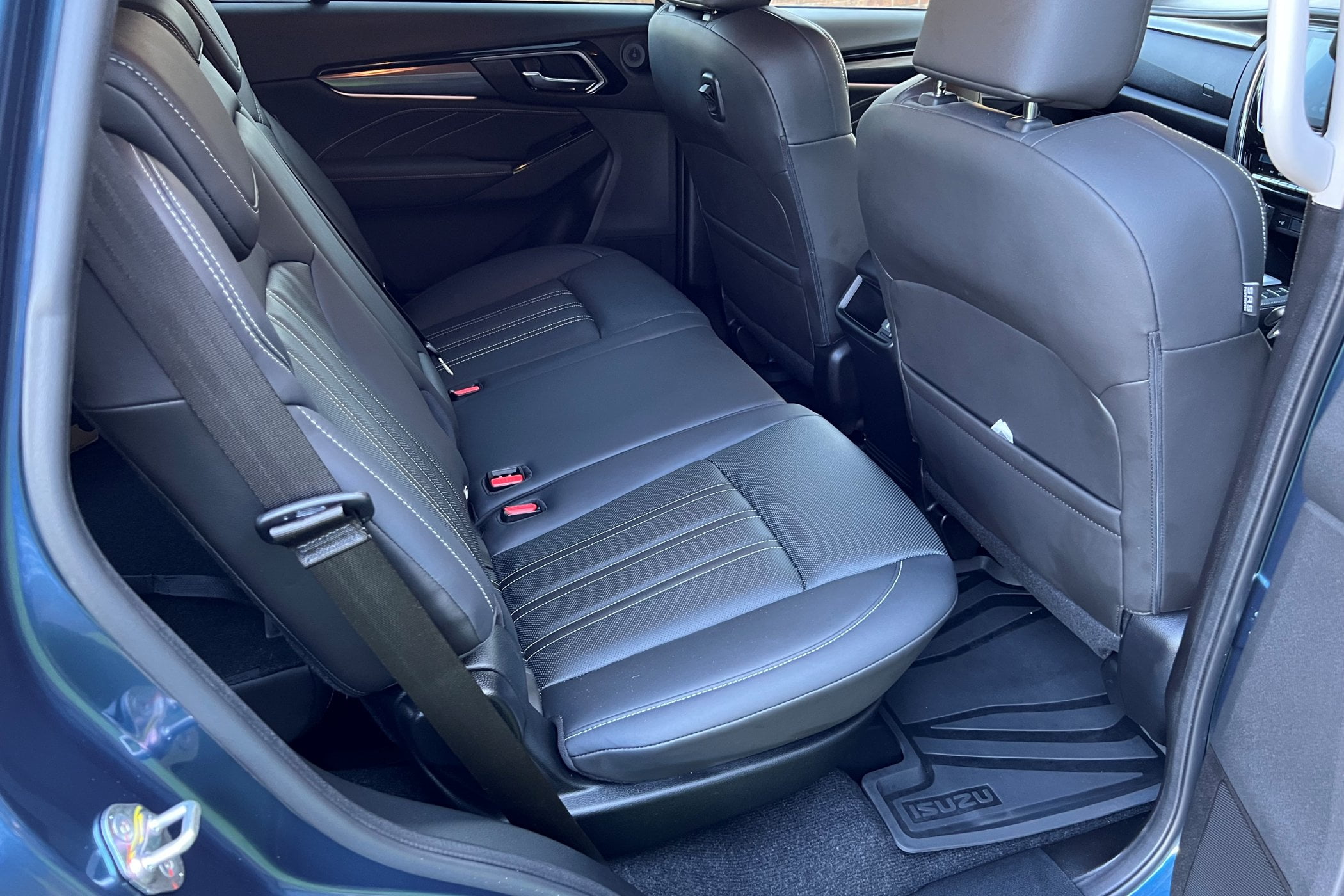 2023 Isuzu MUX LST rear seats