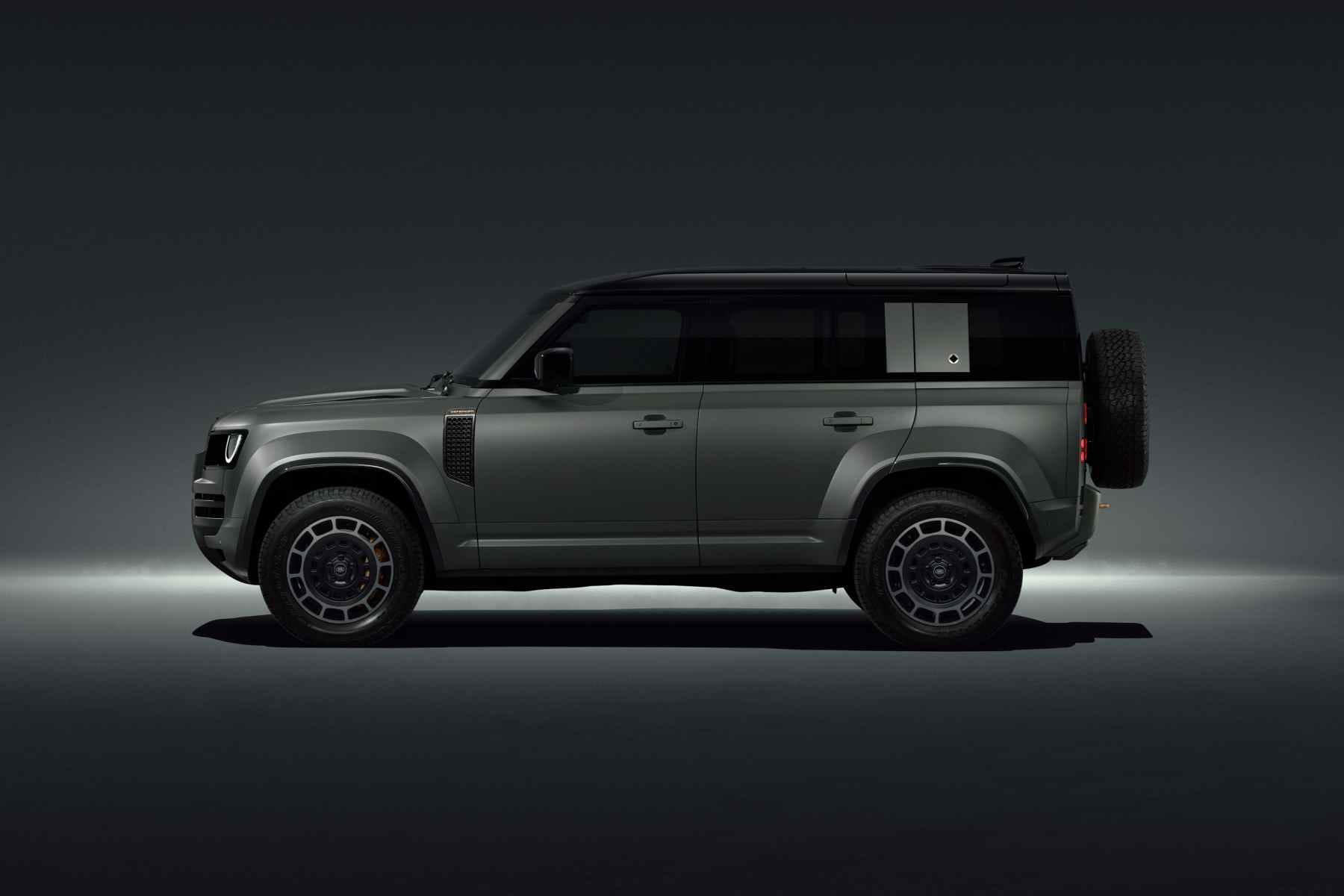 Land Rover DEF_OCTA_25MY_5_STUDIO