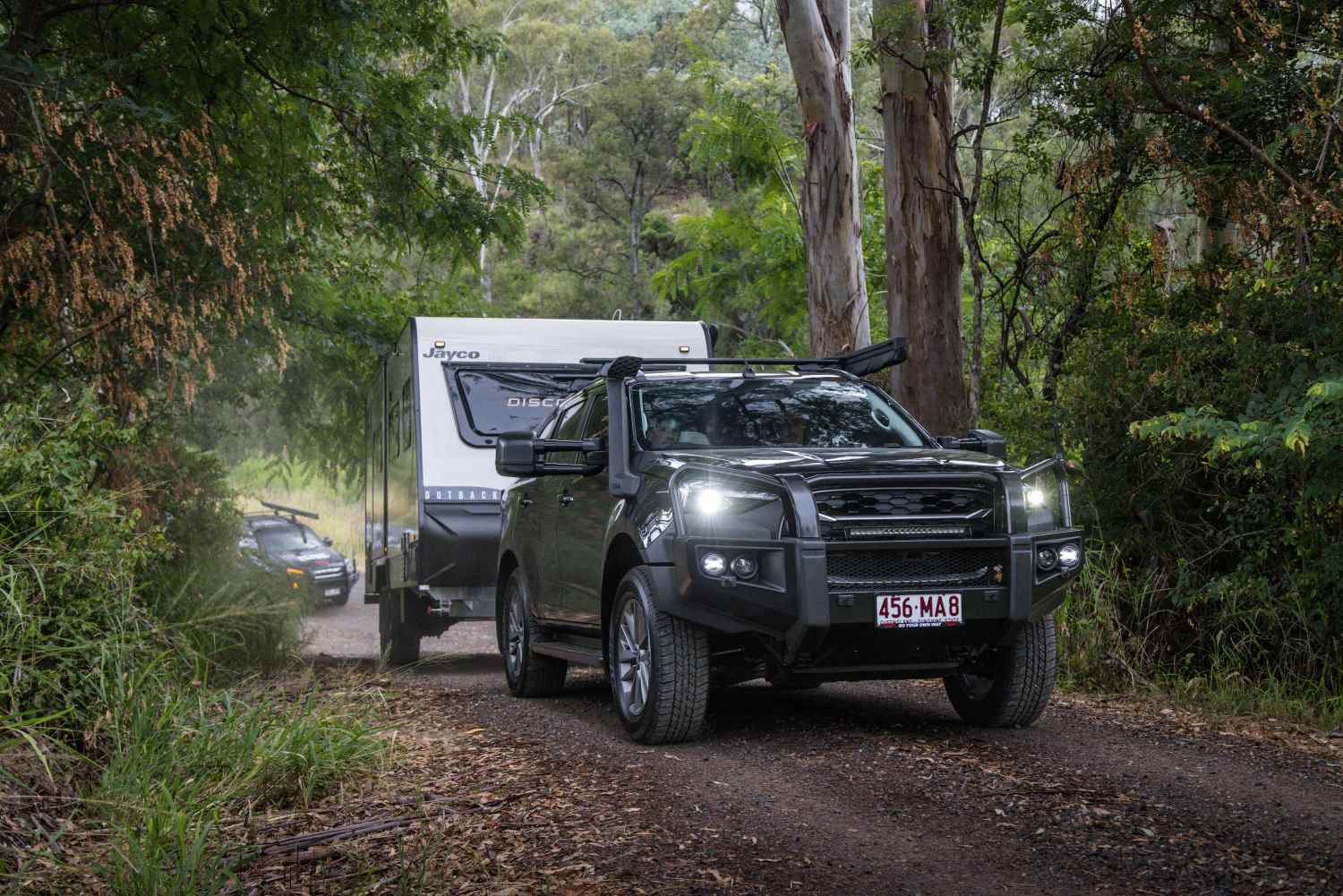 2025 Isuzu MU-X LS-U - Basalt Black Towing Jayco Discovery (3)