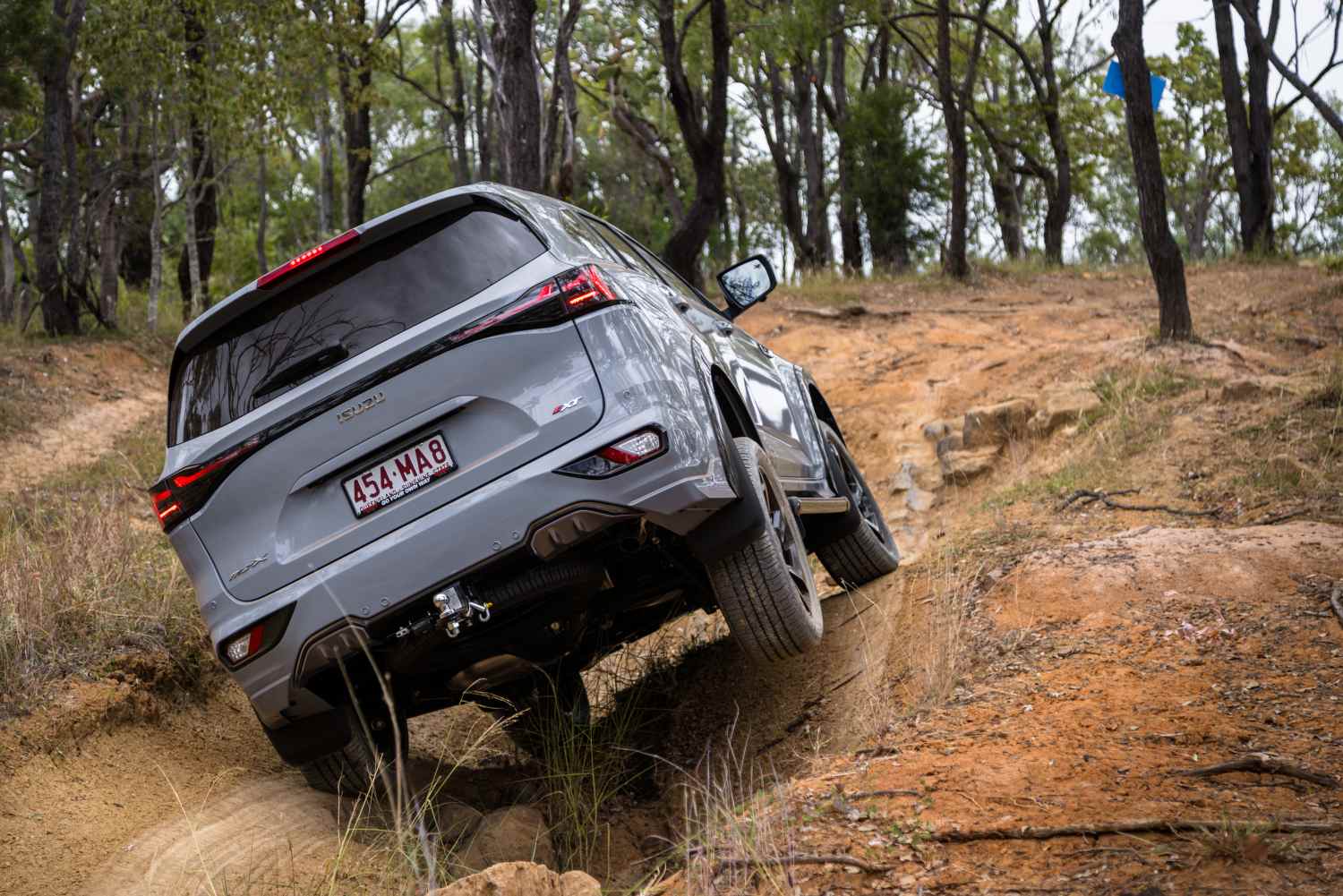 2025 Isuzu MU-X X-TERRAIN - wheel lift on track 3