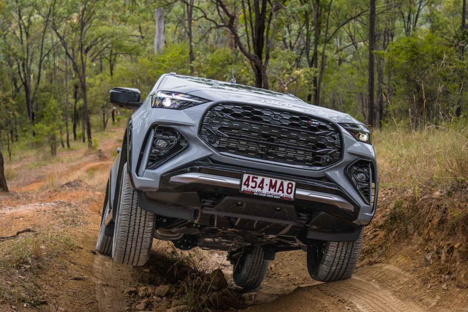 2025 Isuzu MU-X X-TERRAIN - wheel lift on track 4